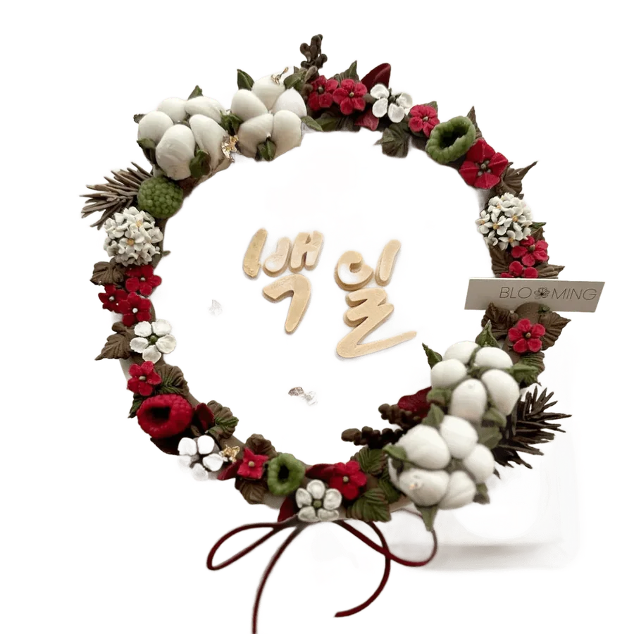 Cotton flower wreath cake detail